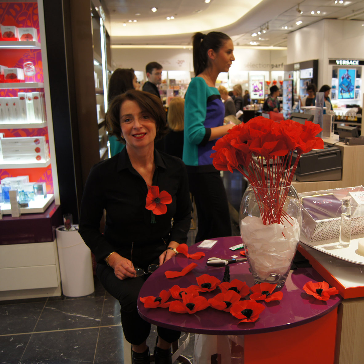 Coquelicot en papier - Création et réalisation d'une nouvelle animation de point de vente pour KENZO mai 2014 - aurelie de dion - DA & graphistes